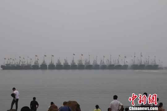 當(dāng)?shù)貪O民駕駛著掛滿紅綢的漁船開(kāi)啟祭海巡游，駛向主祭壇所在地——海上碑龍王廟?！埼髦?攝