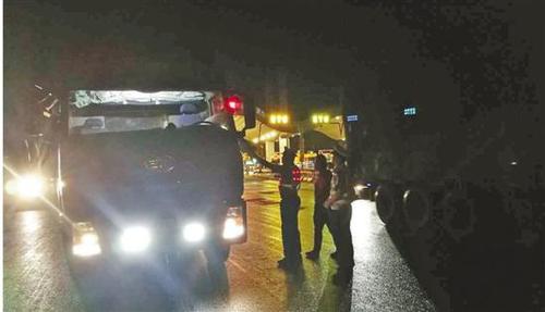 司機將車停行車道上呼呼大睡 見到交警立馬精神