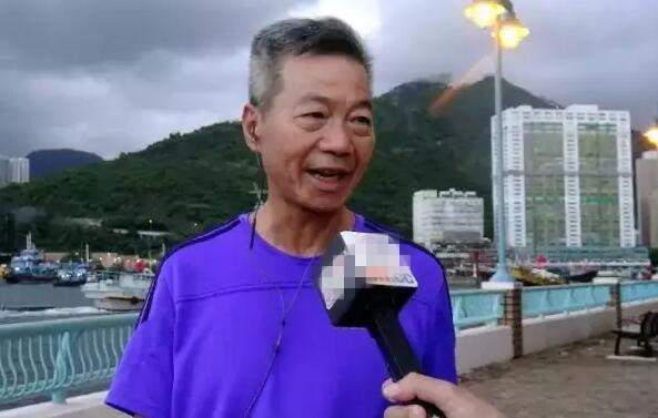 鴨脷洲居民陳先生對航母訪港感到振奮。