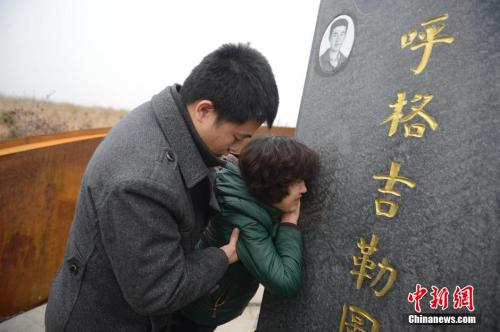 資料圖：2015年11月12日，呼格吉勒?qǐng)D全家人來(lái)到呼格新墓前祭奠 <a target='_blank' href='http://www.chinanews.com/'>中新社</a>記者 劉文華 攝