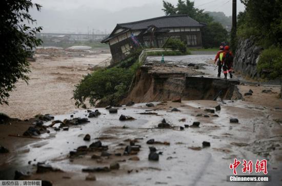 至當(dāng)?shù)貢r間8日，暴雨已造成16人死亡，此外仍有10多人下落不明。