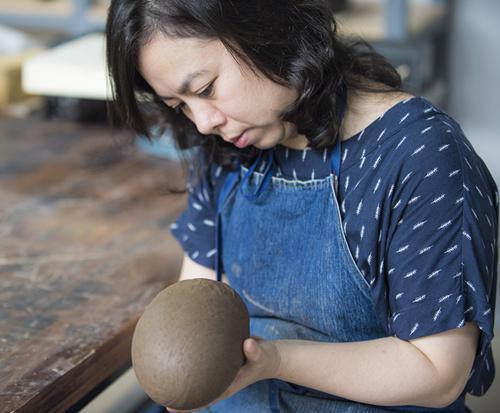 7月6日，來自臺灣的藝術(shù)家王怡惠正為自己的作品塑形。