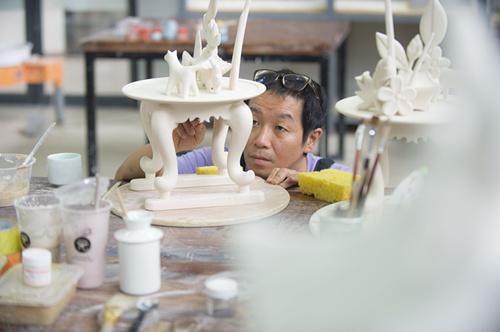 7月6日，來自韓國(guó)的藝術(shù)家金才圭正完善自己的作品。
