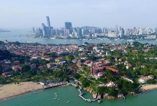 空中俯瞰，鼓浪嶼歷史風貌建筑與鷺江海峽對岸的現代建筑遙相輝映