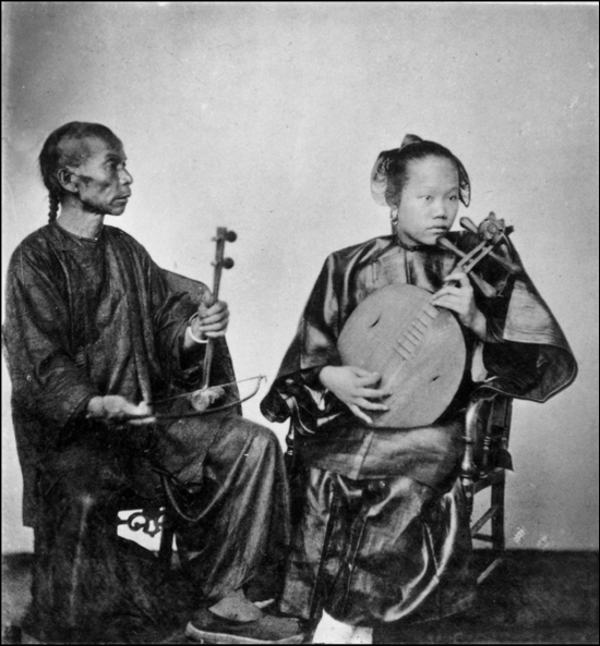中國人在很早的時候就掌握了音樂的理論，遠在公元前兩千年的上古時代，他們就使用六個律管來吹奏高音，六個律管吹奏低音。