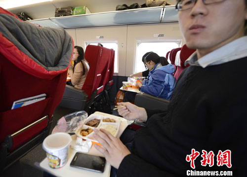 圖為G801次列車一等座席的乘客在品嘗列車提供的餐食。<a target='_blank' href='http://www.chinanews.com/'>中新社</a>發(fā) 侯宇 攝