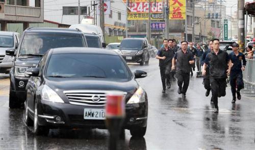 蔡英文6日南下高雄燕巢天后宮參拜，遭到軍公教人士群聚抗議，車隊(duì)抵達(dá)現(xiàn)場(chǎng)時(shí)維安人員跑在車隊(duì)旁戒護(hù)。(圖片來(lái)源：臺(tái)灣“中時(shí)電子報(bào)”)