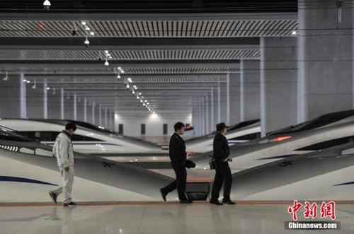 圖為昆明南站工作人員檢查動(dòng)車。<a target='_blank' href='http://www.chinanews.com/'>中新社</a>記者 任東 攝