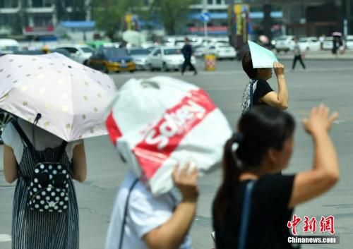 7月11日，河北石家莊民眾高溫中出行。