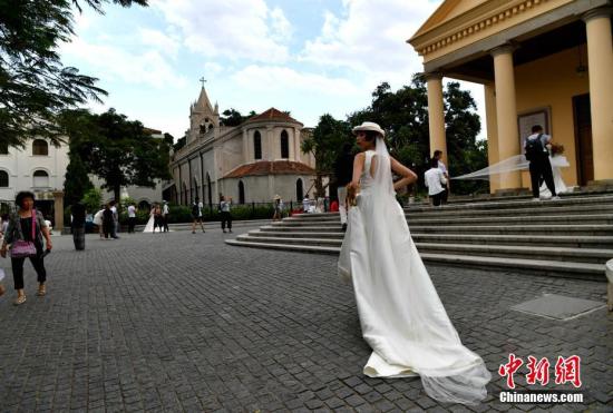 美麗的鼓浪嶼吸引了許多情侶前來拍攝婚紗照，也將鼓浪嶼變成愛的小島。 張斌 攝