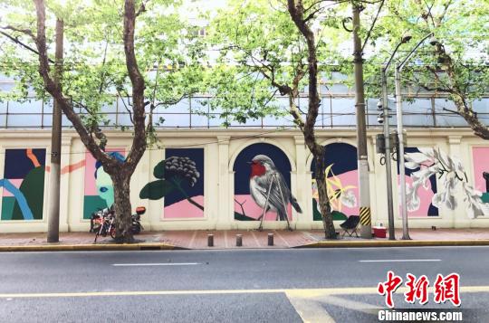 衡山路8號(hào)圍墻上的《新浪漫TheNewWave》巨幅露天壁畫?！堨V平　攝