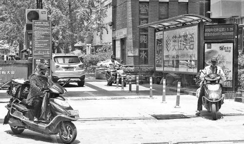 三個(gè)送餐員同時(shí)騎車(chē)出小區(qū)，其中一個(gè)因著急從小區(qū)入口出來(lái)