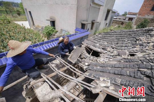 壩塘鎮(zhèn)村民為貧困獨居戶楊斌修復重建損毀房屋?！钊A峰 攝