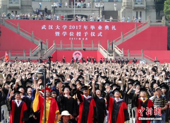 6月22日，武漢大學在該?！熬乓欢辈賵雠e行了2017屆畢業(yè)典禮。今年武漢大學有16000多名畢業(yè)生畢業(yè)。<a target='_blank' href='http://www.chinanews.com/'>中新社</a>記者 張暢 攝