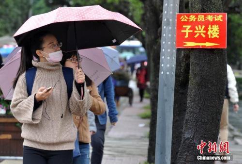 資料圖：2016年11月27日，11月27日，福州一公務(wù)員招考筆試考點，考生在尋找考場。張斌 攝 