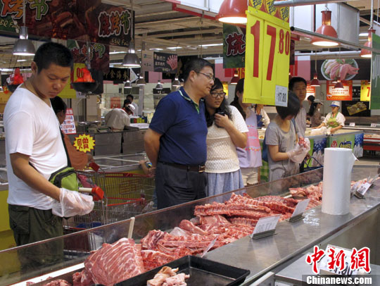 資料圖：北京市市民在超市選購豬肉。<a target='_blank' href='http://www.chinanews.com/'>中新社</a>發(fā) 李慧思 攝