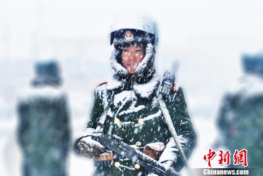 2014年6月，武警西藏總隊阿里支隊官兵在阿里塔爾欽鎮(zhèn)轉(zhuǎn)山活動中冒雪執(zhí)勤。武警西藏總隊供圖