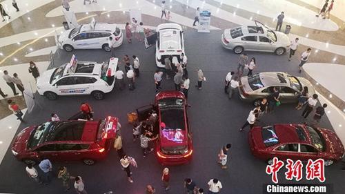 資料圖：四川某商場內(nèi)的汽車銷售點吸引不少民眾。 中新社記者 劉忠俊 攝