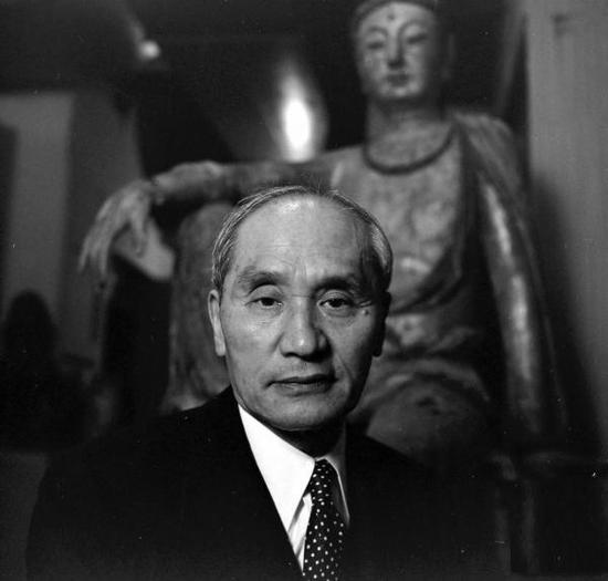 盧芹齋。他在巴黎建造了著名的“巴黎紅樓”，并在一段時(shí)間內(nèi)，每天免費(fèi)在紅樓內(nèi)資助中國留學(xué)生一頓午餐。他總結(jié)自己的一生充滿了矛盾，承認(rèn)自己使不少國寶流失海外，又為這些國寶避免了戰(zhàn)亂得到了保護(hù)而感到慶幸。