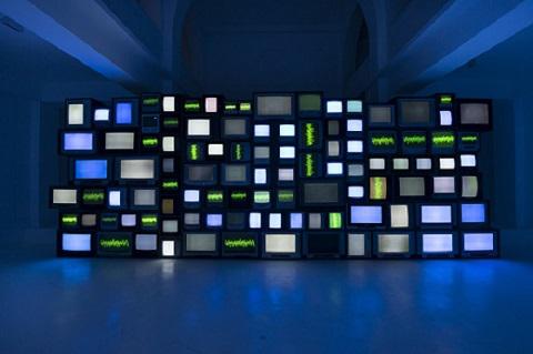 蘇珊·席勒，《Channels》， 2013，有聲視頻裝置，尺寸可變。圖片由Oh Dancy拍攝。? Susan Hiller；圖片由里森畫(huà)廊提供