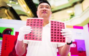  　　一號(hào)專業(yè)破版人員展示剛剛破版成功的“猴票”。信息時(shí)報(bào)記者 陸明杰 攝 