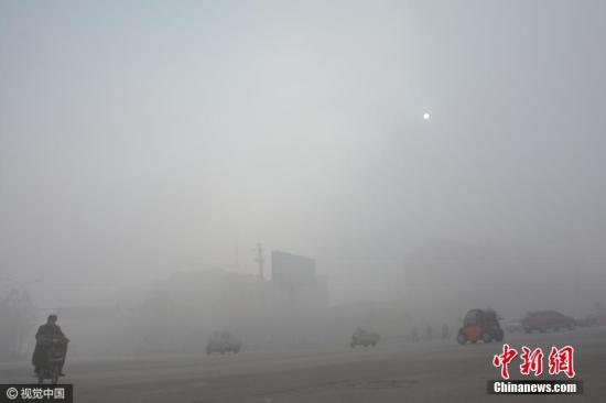 資料圖：圖為河北省邯鄲市肥鄉(xiāng)區(qū)城區(qū)被霧霾“封鎖”。圖片來(lái)源：視覺(jué)中國(guó)