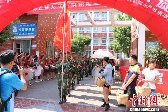 7月17日，江西九江群眾夾道相送武警官兵凱旋。　鐘欣 攝