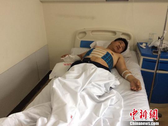 在醫(yī)院接受治療的王國蕾。　宋立超 攝