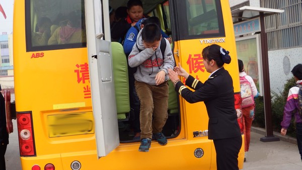 半月數(shù)起幼童遺落校車致死，誰之過