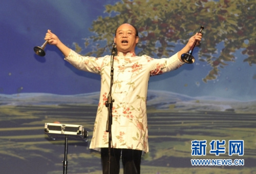 中央戲曲學(xué)院?jiǎn)顓妊葑嗉覍O云崗表演管樂(lè)串吹《華夏同心曲》