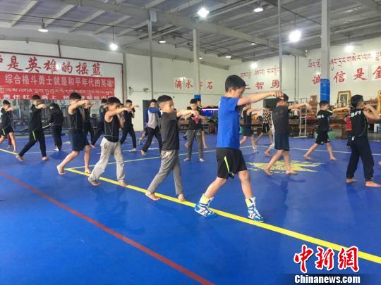學(xué)員們學(xué)習(xí)格斗技巧。恩波格斗俱樂部供圖。