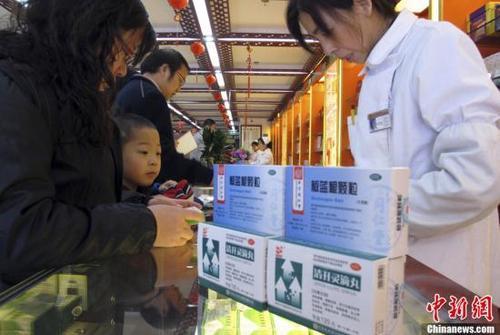 資料圖：北京一家老字號藥店內(nèi)，前來購買藥品的市民絡(luò)繹不絕。<a target='_blank' href='http://www.chinanews.com/'>中新社</a>發(fā) 李慧思 攝