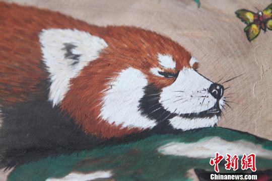 圖為珞碧邁創(chuàng)作的4副“嘟嘟”圓木板畫像?！＄娦?攝