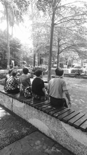 一支舞曲過(guò)后，大家坐在凳子上休息