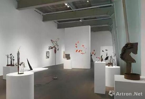 豪瑟沃斯蘇黎世展覽‘亞歷山大·考爾德 / 大衛(wèi)·史密斯’（Alexander Calder / David Smith）現(xiàn)場(chǎng)圖。? 考爾德基金會(huì)，紐約 / 2017 ProLitteris，蘇黎世，大衛(wèi)·史密斯藝術(shù)資產(chǎn)，圖片：大衛(wèi)·史密斯藝術(shù)資產(chǎn)，考爾德基金會(huì)，豪瑟沃斯