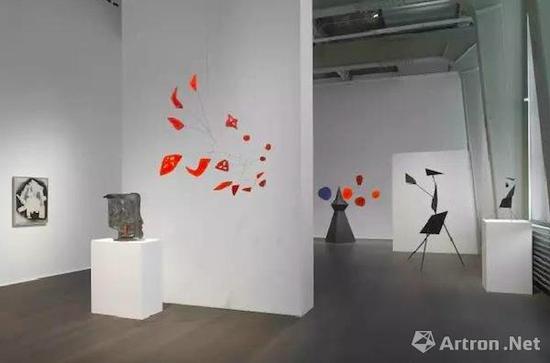 豪瑟沃斯蘇黎世展覽‘亞歷山大·考爾德 / 大衛(wèi)·史密斯’（Alexander Calder / David Smith）現(xiàn)場(chǎng)圖。? 考爾德基金會(huì)，紐約 / 2017 ProLitteris，蘇黎世，大衛(wèi)·史密斯藝術(shù)資產(chǎn)，圖片：大衛(wèi)·史密斯藝術(shù)資產(chǎn)，考爾德基金會(huì)，豪瑟沃斯