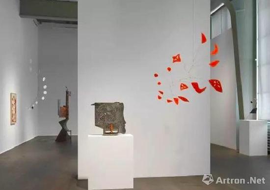 豪瑟沃斯蘇黎世展覽‘亞歷山大·考爾德 / 大衛(wèi)·史密斯’（Alexander Calder / David Smith）現(xiàn)場(chǎng)圖。? 考爾德基金會(huì)，紐約 / 2017 ProLitteris，蘇黎世，大衛(wèi)·史密斯藝術(shù)資產(chǎn)，圖片：大衛(wèi)·史密斯藝術(shù)資產(chǎn)，考爾德基金會(huì)，豪瑟沃斯