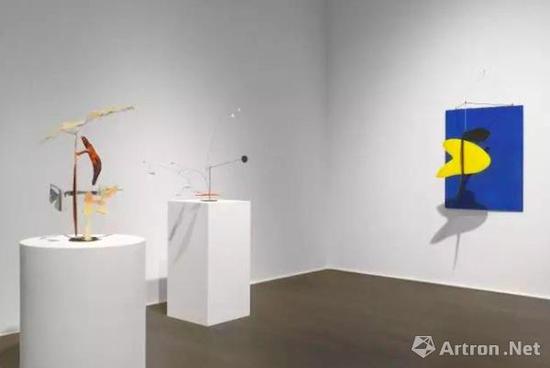 豪瑟沃斯蘇黎世展覽‘亞歷山大·考爾德 / 大衛(wèi)·史密斯’（Alexander Calder / David Smith）現(xiàn)場(chǎng)圖。? 考爾德基金會(huì)，紐約 / 2017 ProLitteris，蘇黎世，大衛(wèi)·史密斯藝術(shù)資產(chǎn)，圖片：大衛(wèi)·史密斯藝術(shù)資產(chǎn)，考爾德基金會(huì)，豪瑟沃斯