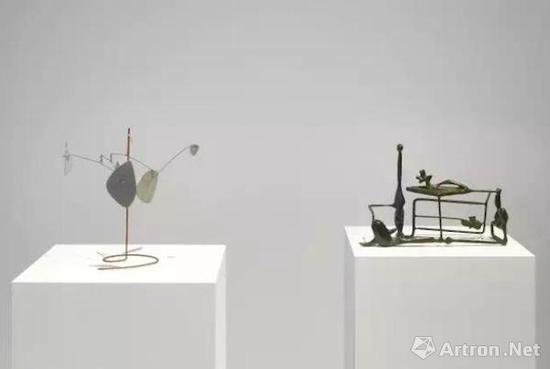 豪瑟沃斯蘇黎世展覽‘亞歷山大·考爾德 / 大衛(wèi)·史密斯’（Alexander Calder / David Smith）現(xiàn)場(chǎng)圖。? 考爾德基金會(huì)，紐約 / 2017 ProLitteris，蘇黎世，大衛(wèi)·史密斯藝術(shù)資產(chǎn)，圖片：大衛(wèi)·史密斯藝術(shù)資產(chǎn)，考爾德基金會(huì)，豪瑟沃斯