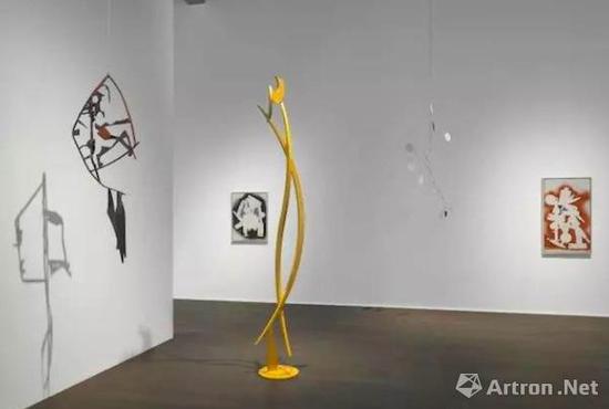 豪瑟沃斯蘇黎世展覽‘亞歷山大·考爾德 / 大衛(wèi)·史密斯’（Alexander Calder / David Smith）現(xiàn)場(chǎng)圖。? 考爾德基金會(huì)，紐約 / 2017 ProLitteris，蘇黎世，大衛(wèi)·史密斯藝術(shù)資產(chǎn)，圖片：大衛(wèi)·史密斯藝術(shù)資產(chǎn)，考爾德基金會(huì)，豪瑟沃斯