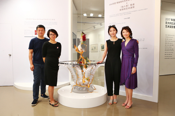 中央美學院趙力教授、青年100執(zhí)行總監(jiān)彭瑋、萊儷亞洲有限公司總經(jīng)理蕭夢珊、2016年度萊儷青年藝術(shù)獎獲獎?wù)咚囆g(shù)家李琳琳