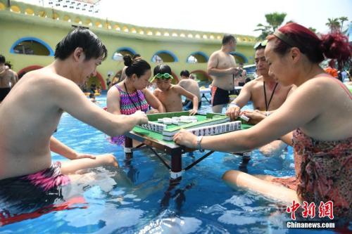 資料圖：2017年8月2日，重慶洋人街一水上樂園舉行夏季消暑活動(dòng)，其中水中玩麻將吸引不少游客參與。陳超 攝