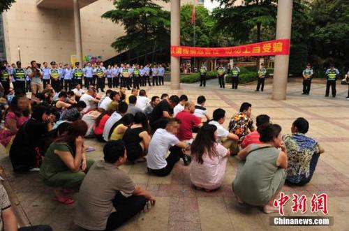 資料圖：南寧1300警力凌晨突擊，拉網(wǎng)式清查250余個(gè)傳銷(xiāo)窩點(diǎn) 。玉犇 攝