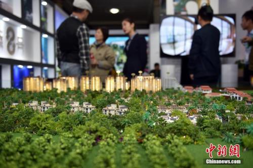 資料圖：售樓人員向顧客介紹樓盤。 <a target='_blank' href='http://www.chinanews.com/' >中新網(wǎng)</a>記者 金碩 攝