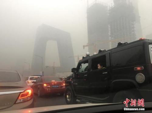 資料圖：北京國貿(mào)附近被霧霾籠罩，能見度降低。富田 攝