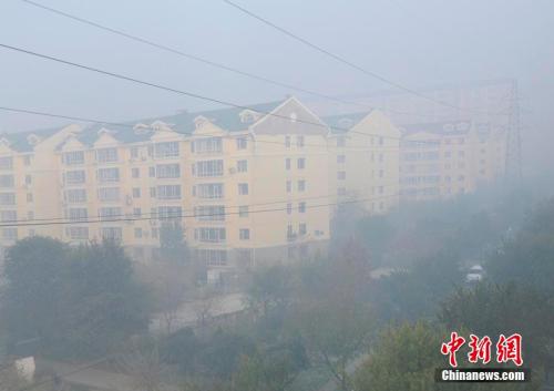當日的吉林省省會長春市一度成為中國不折不扣的“霧都”，位居全國城市空氣質(zhì)量最差排名第一位。吉林省氣象臺也發(fā)布霾橙色預警，預計未來24小時，吉林松原、長春、四平、遼源、通化等地均有霾。張瑤 攝