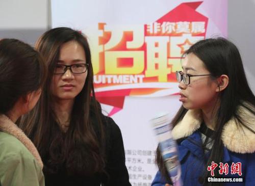 3月17日，由中國農(nóng)業(yè)部對外合作司、國際合作司主辦的“農(nóng)業(yè)對外合作‘獵英行動計劃’”招聘活動在南京農(nóng)業(yè)大學(xué)舉辦，各地近百家與農(nóng)業(yè)相關(guān)的單位提供3600余個工作崗位招攬人才，吸引了眾多應(yīng)屆畢業(yè)生前來咨詢洽談。 <a target='_blank' href='http://www.chinanews.com/'>中新社</a>記者 泱波 攝