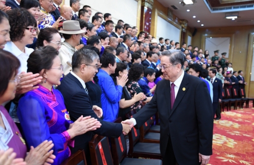 8月7日，中共中央政治局常委、全國(guó)政協(xié)主席、中央代表團(tuán)團(tuán)長(zhǎng)俞正聲在內(nèi)蒙古新城賓館會(huì)見(jiàn)內(nèi)蒙古自治區(qū)離退休老同志和各族各界群眾代表，并與他們合影留念。