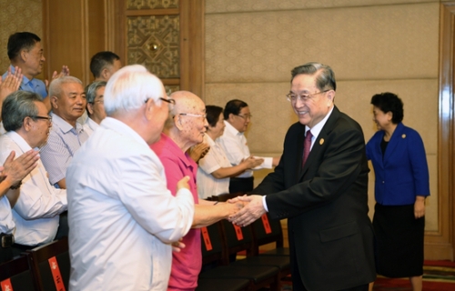 8月7日，中共中央政治局常委、全國(guó)政協(xié)主席、中央代表團(tuán)團(tuán)長(zhǎng)俞正聲在內(nèi)蒙古新城賓館會(huì)見(jiàn)內(nèi)蒙古自治區(qū)離退休老同志和各族各界群眾代表，并與他們合影留念。1