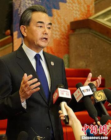 中國(guó)外交部長(zhǎng)王毅8月6日在菲律賓馬尼拉出席中國(guó)-東盟外長(zhǎng)會(huì)后，舉行中外媒體吹風(fēng)會(huì)。<a target='_blank' href='http://www.chinanews.com/'>中新社</a>記者 關(guān)向東 攝
